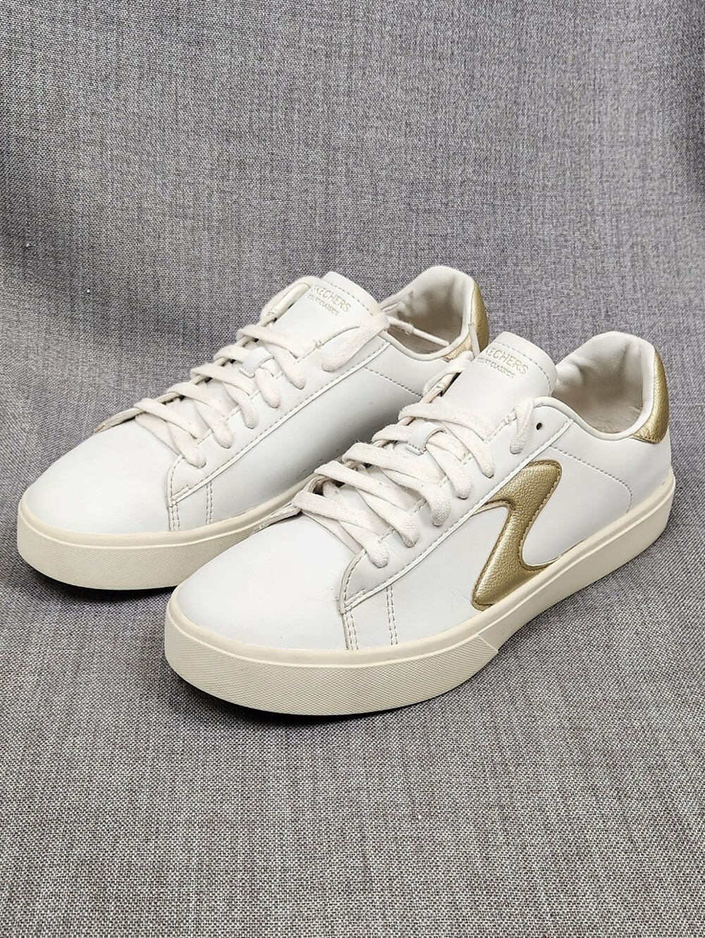Skechers White Faux Leather Low Top Casual Sneakers. 9.5